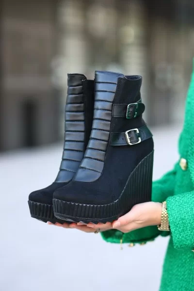 Jeila Siyah Cilt Süet Detaylı Dolgu Topuk Bot Jeila Siyah Cilt Süet Detaylı Dolgu Topuk Bot