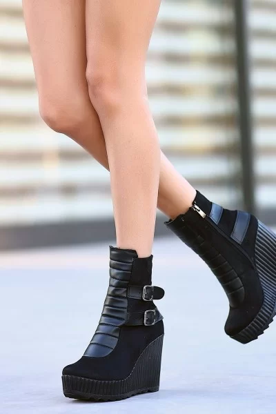 Jeila Siyah Cilt Süet Detaylı Dolgu Topuk Bot Jeila Siyah Cilt Süet Detaylı Dolgu Topuk Bot