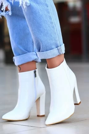 Loora Beyaz Rugan Desenli Topuklu Bot Loora Beyaz Rugan Desenli Topuklu Bot