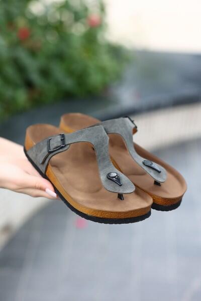 Aksar Haki Yeşil Nubuk Parmak Arası Terlik Aksar Haki Yeşil Nubuk Parmak Arası Terlik