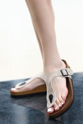 Aksar Krem Nubuk Parmak Arası Terlik Aksar Krem Nubuk Parmak Arası Terlik