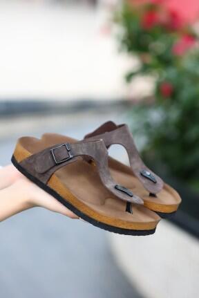 Aksar Kahverengi Nubuk Parmak Arası Terlik Aksar Kahverengi Nubuk Parmak Arası Terlik