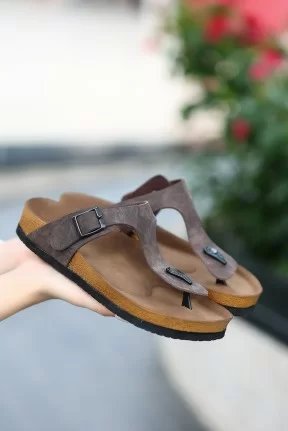 Aksar Kahverengi Nubuk Parmak Arası Terlik Aksar Kahverengi Nubuk Parmak Arası Terlik