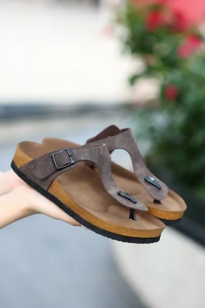 Aksar Kahverengi Nubuk Parmak Arası Terlik Aksar Kahverengi Nubuk Parmak Arası Terlik