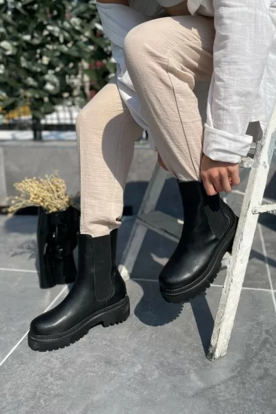 Derla Siyah Cilt Topuklu Bot Derla Siyah Cilt Topuklu Bot