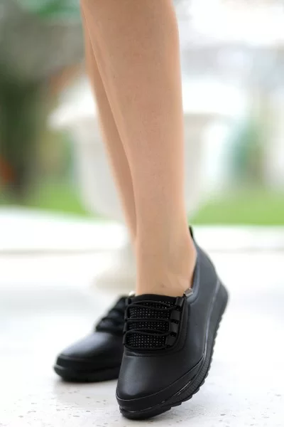 Alva Siyah Cilt Boncuk Detaylı Spor Ayakkabı