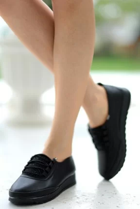 Alva Siyah Cilt Boncuk Detaylı Spor Ayakkabı Alva Siyah Cilt Boncuk Detaylı Spor Ayakkabı