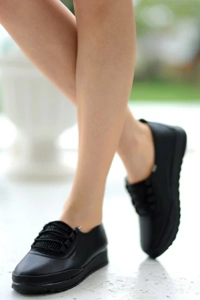 Alva Siyah Cilt Boncuk Detaylı Spor Ayakkabı