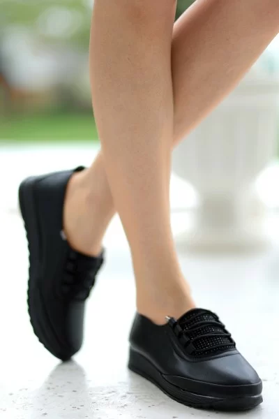 Alva Siyah Cilt Boncuk Detaylı Spor Ayakkabı