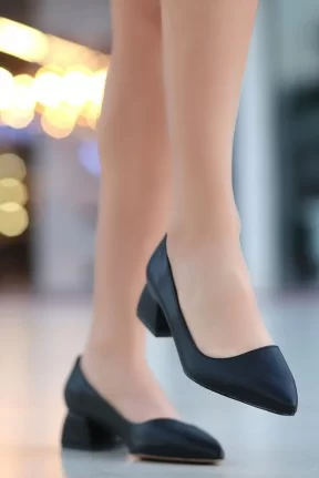Xian Siyah Cilt Topuklu Ayakkabı Xian Siyah Cilt Topuklu Ayakkabı