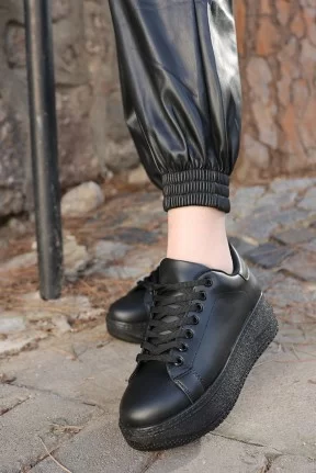 Leran Siyah Cilt Bağcıklı Spor Ayakkabı Leran Siyah Cilt Bağcıklı Spor Ayakkabı