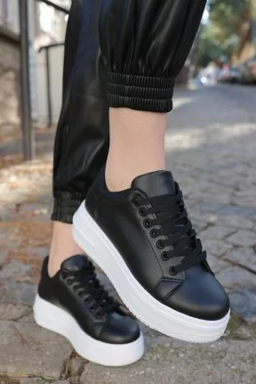 Leran Siyah Cilt Beyaz Tabanlı Bağcıklı Spor Ayakkabı Leran Siyah Cilt Beyaz Tabanlı Bağcıklı Spor Ayakkabı