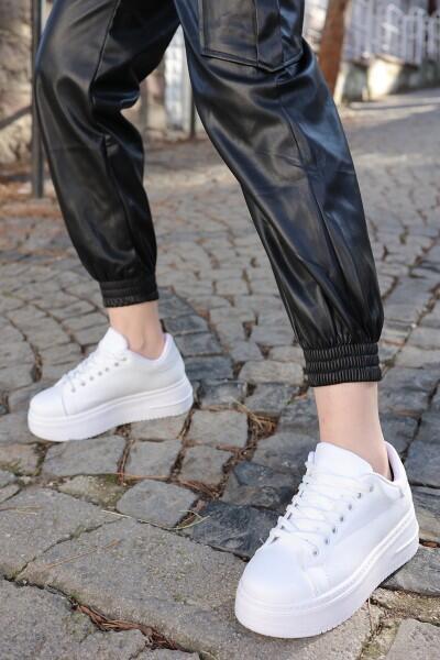 Leran Beyaz Cilt Bağcıklı Spor Ayakkabı Leran Beyaz Cilt Bağcıklı Spor Ayakkabı