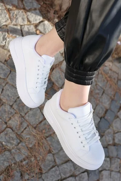 Leran Beyaz Cilt Bağcıklı Spor Ayakkabı Leran Beyaz Cilt Bağcıklı Spor Ayakkabı
