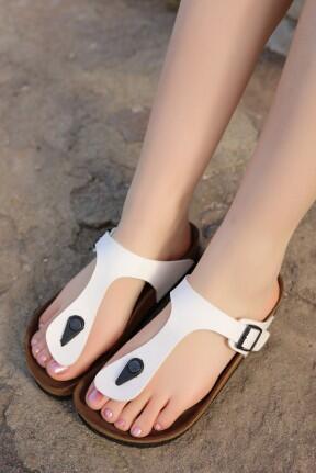 Aksar Beyaz Nubuk Parmak Arası Terlik Aksar Beyaz Nubuk Parmak Arası Terlik