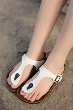 Aksar Beyaz Nubuk Parmak Arası Terlik Aksar Beyaz Nubuk Parmak Arası Terlik