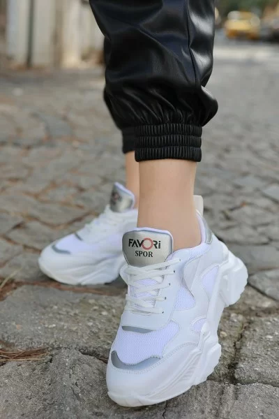 Wita Beyaz Cilt Bağcıklı Spor Ayakkabı Wita Beyaz Cilt Bağcıklı Spor Ayakkabı