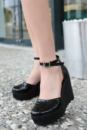 Leone Siyah Rugan Dolgu Topuk Ayakkabı Leone Siyah Rugan Dolgu Topuk Ayakkabı