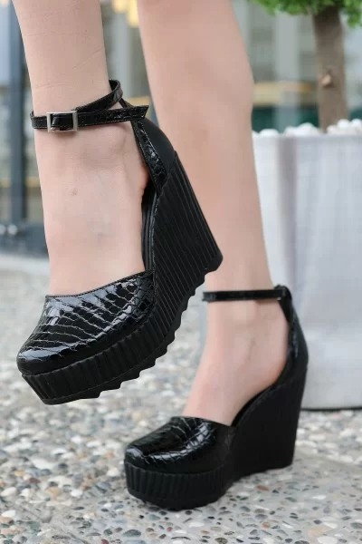 Leone Siyah Rugan Dolgu Topuk Ayakkabı Leone Siyah Rugan Dolgu Topuk Ayakkabı