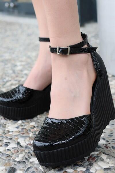 Leone Siyah Rugan Dolgu Topuk Ayakkabı