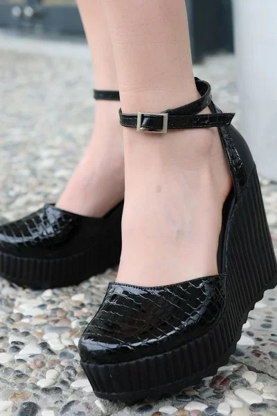 Leone Siyah Rugan Dolgu Topuk Ayakkabı Leone Siyah Rugan Dolgu Topuk Ayakkabı