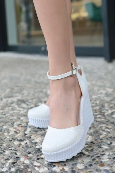 Leone Beyaz Rugan Dolgu Topuk Ayakkabı