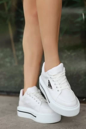 Julya Beyaz Cilt Bağcıklı Spor Ayakkabı Julya Beyaz Cilt Bağcıklı Spor Ayakkabı