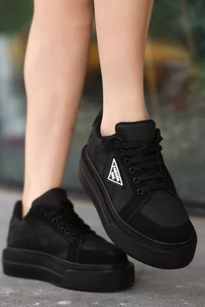 Julya Siyah Cilt Bağcıklı Spor Ayakkabı Julya Siyah Cilt Bağcıklı Spor Ayakkabı
