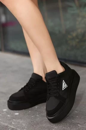 Julya Siyah Cilt Bağcıklı Spor Ayakkabı Julya Siyah Cilt Bağcıklı Spor Ayakkabı