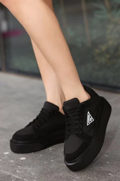 Julya Siyah Cilt Bağcıklı Spor Ayakkabı Julya Siyah Cilt Bağcıklı Spor Ayakkabı