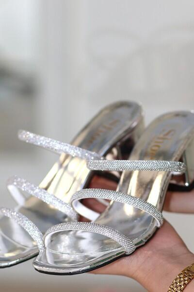 Lesol Gümüş Rugan Topuklu Terlik Lesol Gümüş Rugan Topuklu Terlik