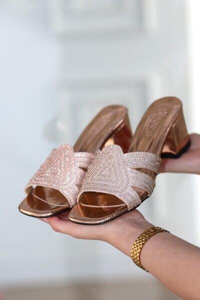 Enda Bakır Rugan Topuklu Terlik Enda Bakır Rugan Topuklu Terlik