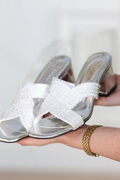 Darla Gümüş Rugan Topuklu Terlik Darla Gümüş Rugan Topuklu Terlik