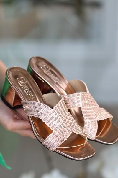 Darla Bakır Rugan Topuklu Terlik Darla Bakır Rugan Topuklu Terlik