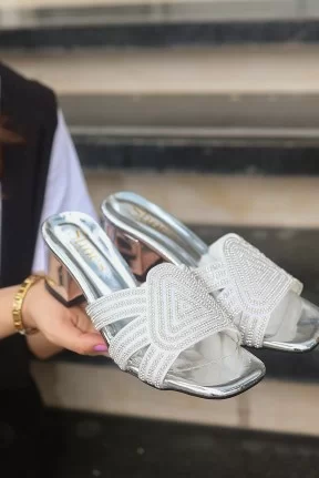 Enda Gümüş Rugan Topuklu Terlik Enda Gümüş Rugan Topuklu Terlik