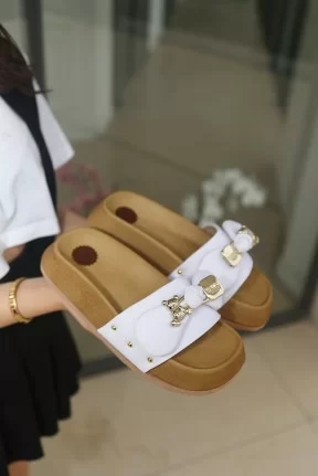 Jude Beyaz Saten Ayıcıklı Terlik Jude Beyaz Saten Ayıcıklı Terlik