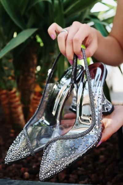 Else Platin Şeffaf Boncuk İşlemeli Topuklu Ayakkabı Else Platin Şeffaf Boncuk İşlemeli Topuklu Ayakkabı