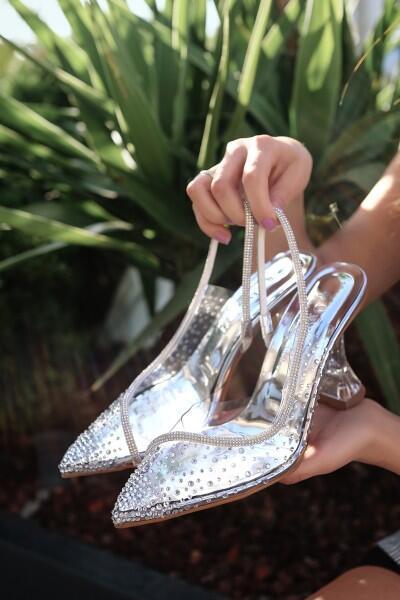 Else Gümüş Şeffaf Boncuk İşlemeli Topuklu Ayakkabı Else Gümüş Şeffaf Boncuk İşlemeli Topuklu Ayakkabı