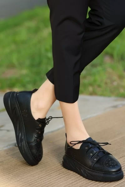 Down Siyah Cilt Bağcıklı Spor Ayakkabı