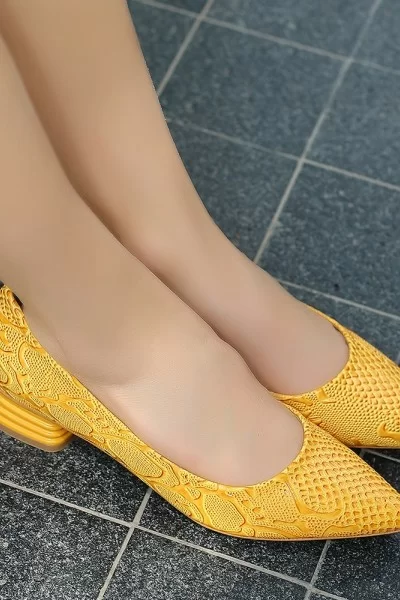Woent Sarı Rugan Topuklu Ayakkabı Woent Sarı Rugan Topuklu Ayakkabı