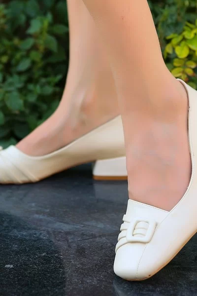 Raise Beyaz Cilt Topuklu Ayakkabı Raise Beyaz Cilt Topuklu Ayakkabı