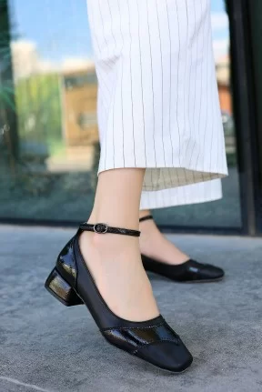 Yanne Siyah Cilt Topuklu Ayakkabı Yanne Siyah Cilt Topuklu Ayakkabı