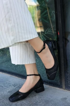 Yanne Siyah Cilt Topuklu Ayakkabı Yanne Siyah Cilt Topuklu Ayakkabı